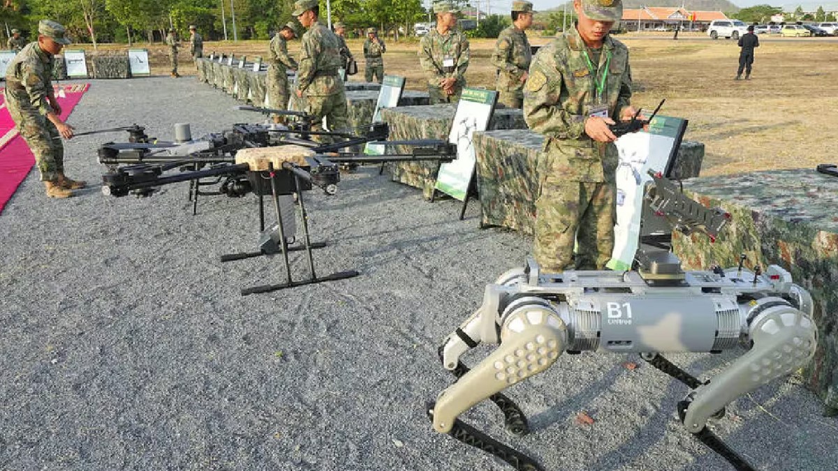 China revela su ejército de perros robot equipados con ametralladoras en una exhibición militar