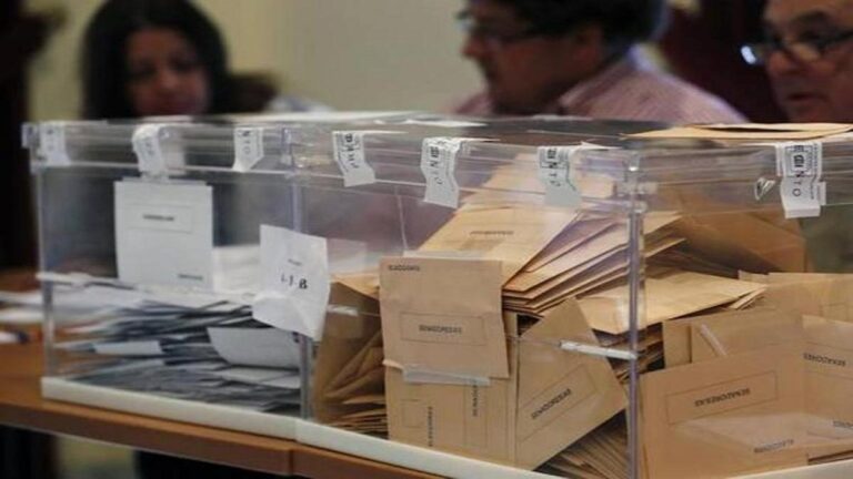 Ciudadanos de Gasteiz atentos a la convocatoria de mesas electorales para las elecciones