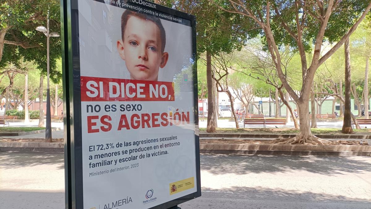 El cartel de abuso infantil proviene del ayuntamiento de Almería, no del Ministerio de Igualdad