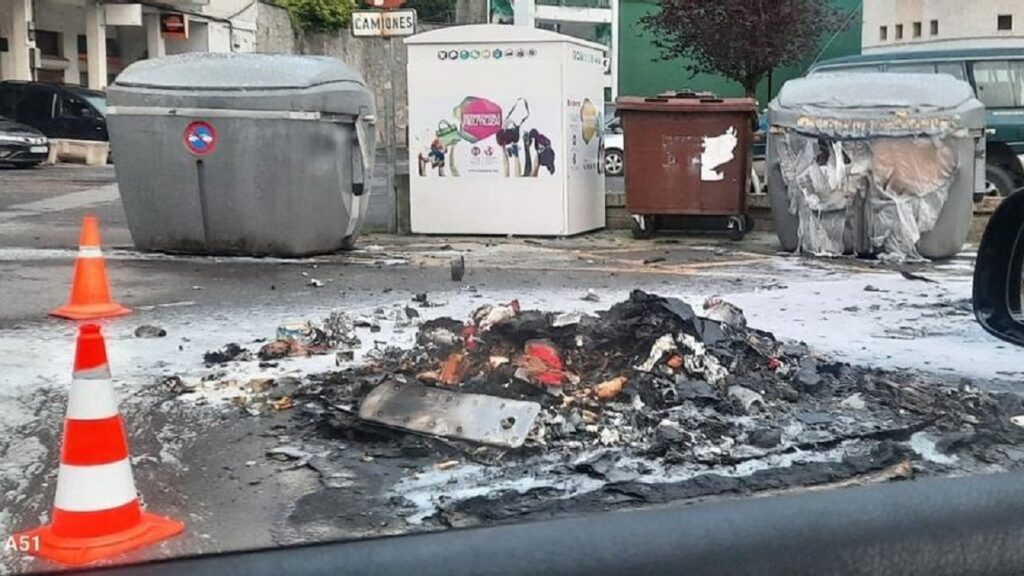 Un hombre es investigado en Balmaseda tras incendiar un vehículo y nueve contenedores