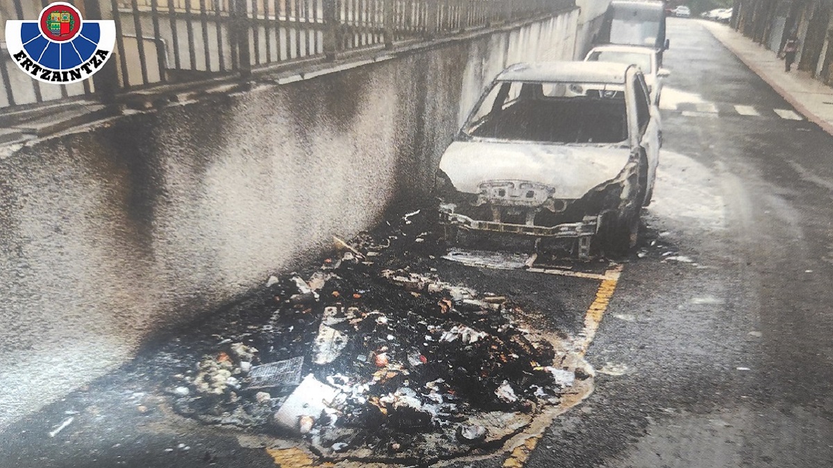 Un hombre es investigado en Balmaseda tras incendiar un vehículo y nueve contenedores