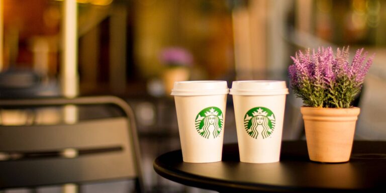 Cómo Starbucks convierte un simple café en una experiencia premium