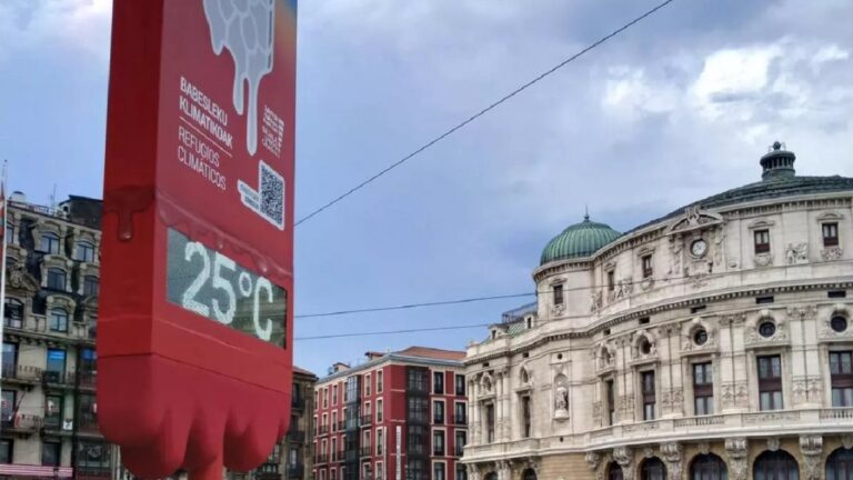 Bilbao usa un termómetro derretido para promover la conciencia sobre sus 131 refugios climáticos