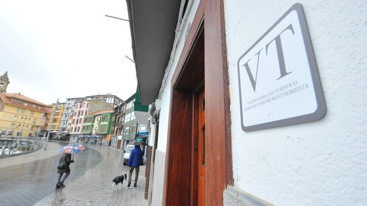 El Ministerio de Consumo sugiere aplicar IVA a los pisos turísticos para controlar la oferta ilegal