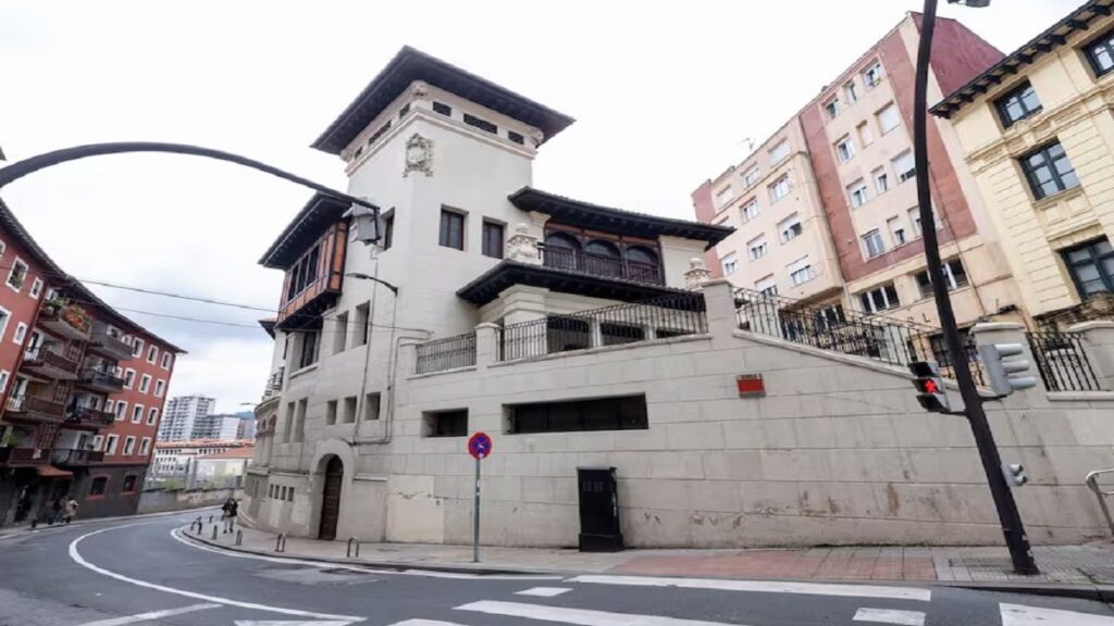 El edificio de las antiguas escuelas de Ollerías en Atxuri, nuevo hogar para la primera 'Casa de las Mujeres'