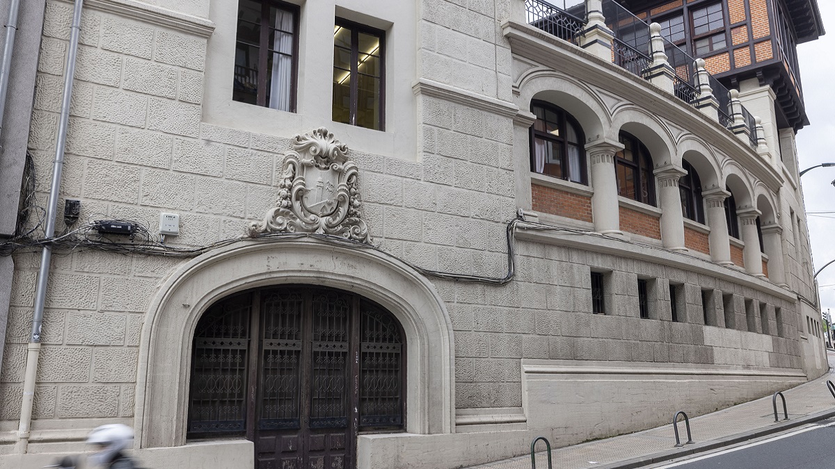 El edificio de las antiguas escuelas de Ollerías en Atxuri, nuevo hogar para la primera 'Casa de las Mujeres'