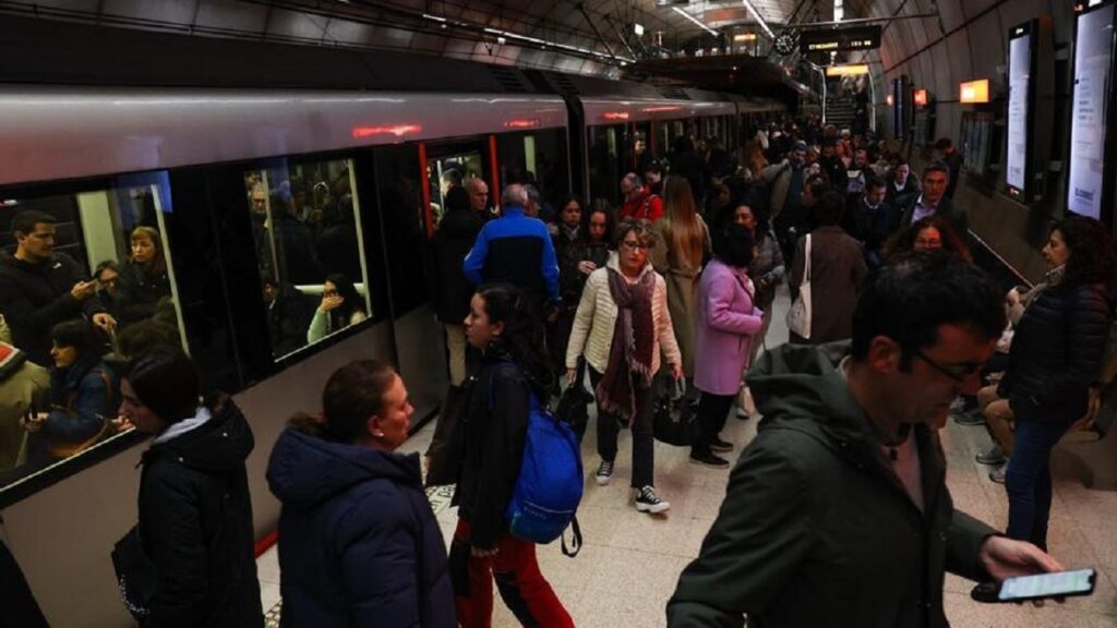 Metro Bilbao considera aumentar las frecuencias en las líneas 1 y 2