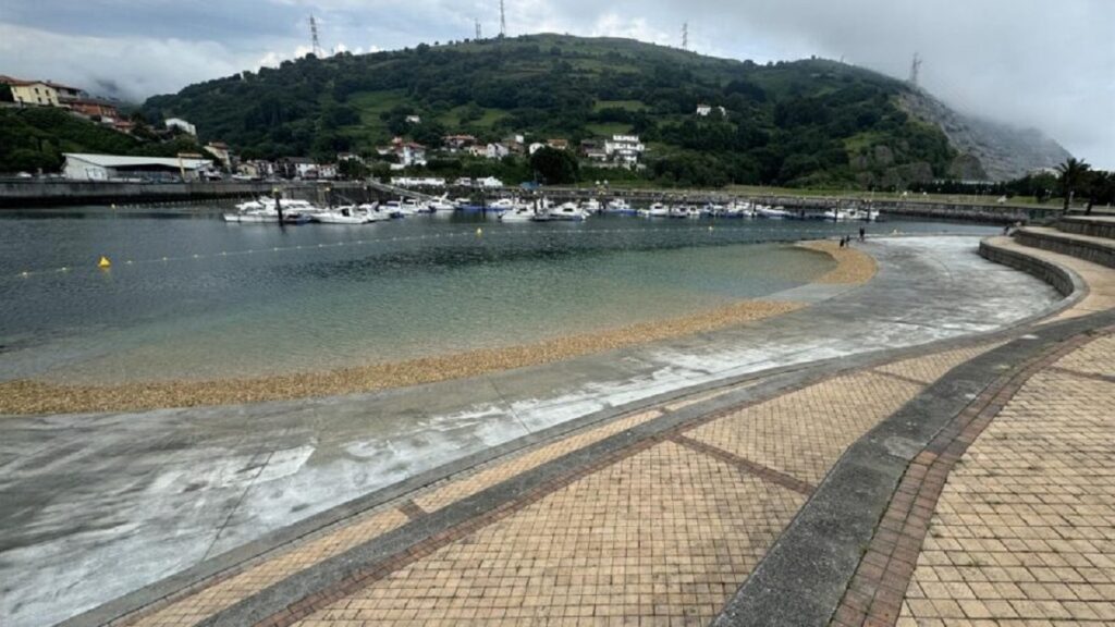 Zierbena inaugura nuevas zonas de baño y solárium en la playa del Puerto