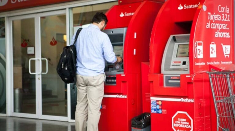 Banco Santander incrementa el límite de retiro de dinero en cajeros automáticos