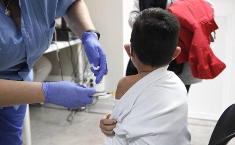Enfermera acusada en Santurtzi por simular vacunación a 404 niños