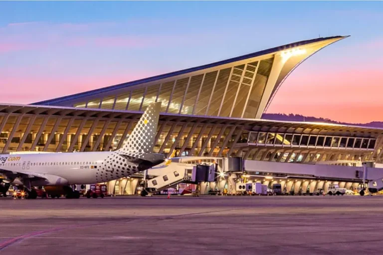 El joven saharaui retenido 13 días en el aeropuerto continúa en Bilbao