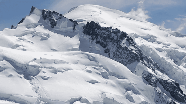 Dos alpinistas vascos han perdido la vida tras sufrir una caída mortal desde la cima del Mont-Blanc, en los Alpes franceses