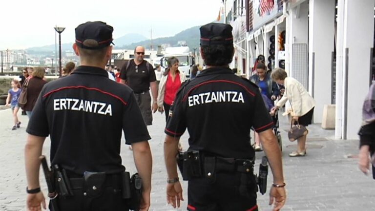 Exhibir armas en Bizkaia se considera un delito leve de amenazas