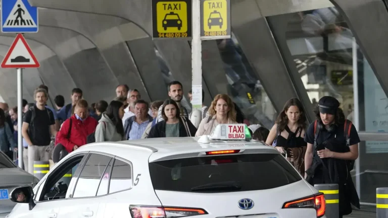 Viajeros en Loiu frustrados por escasez de taxis nocturnos