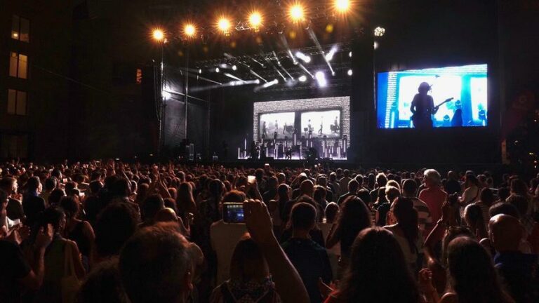 16 arrestos tras una noche marcada por un apuñalamiento y tocamientos