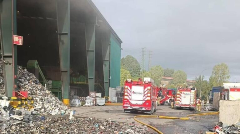 Bomberos de Bizkaia extinguen incendio en empresa de reciclaje en Erandio