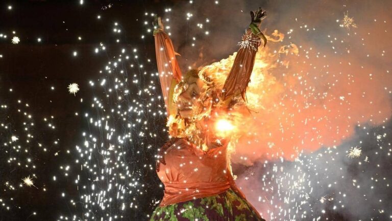 El fuego renueva el espíritu festivo de Marijaia en Bilbao