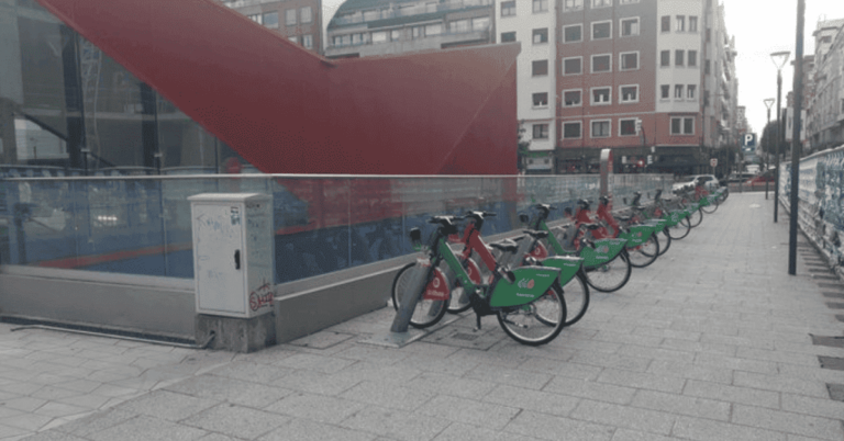 Bicicletas a la intemperie para uso y disfrute de los amigos de lo ajeno