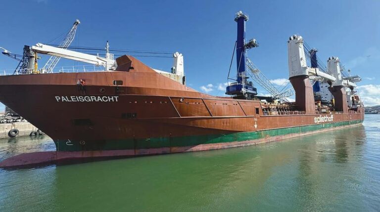 BERGÉ ha recibido la primera grúa Liebherr LHM 550 en el Puerto de Bilbao