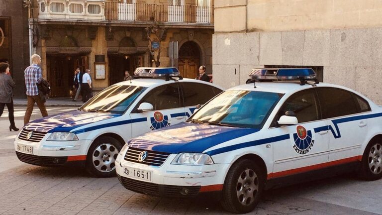 La Ertzaintza detiene a dos hombres en Bilbao