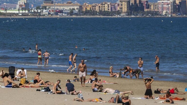 El veranillo de San Miguel trae temperaturas de verano a las playas de Bizkaia