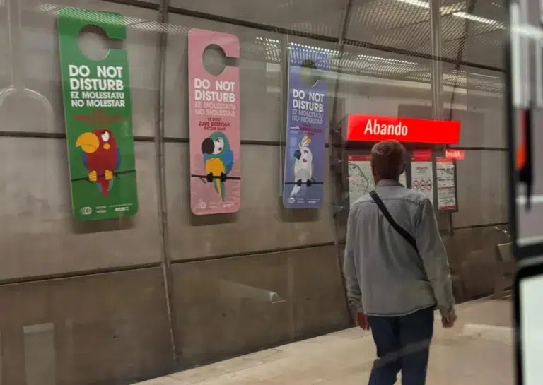 Las estaciones de Moyua y Abando en Bilbao han sido escenario de una nueva campaña de concienciación