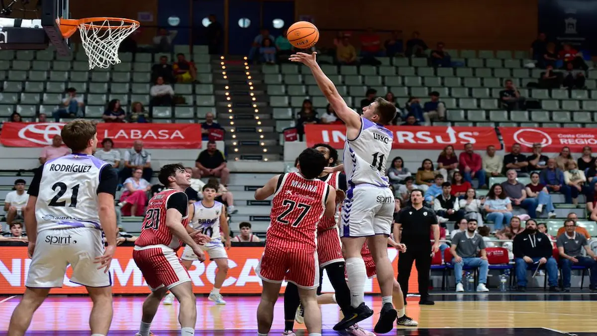 Acción defensiva del Bilbao Basket